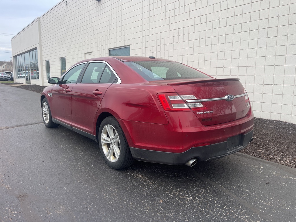 2015 Ford Taurus SEL photo 2