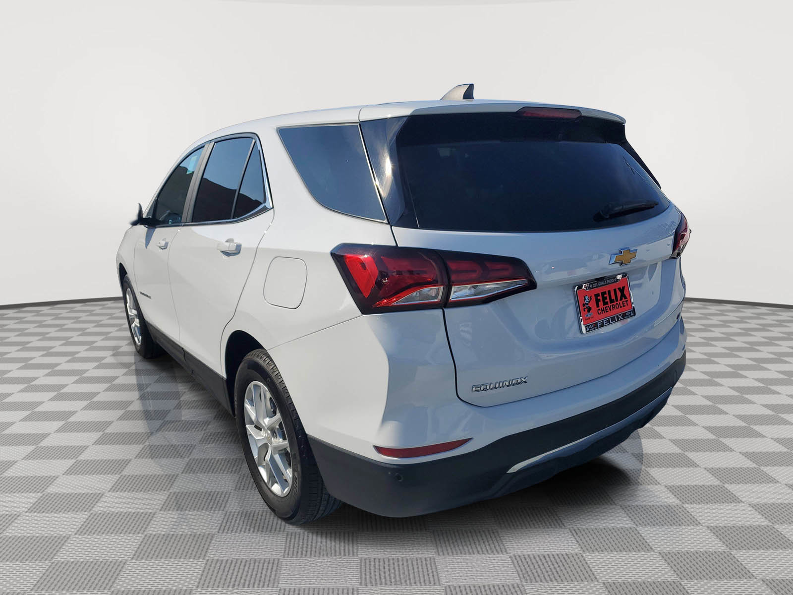 2024 Chevrolet Equinox LT photo 2