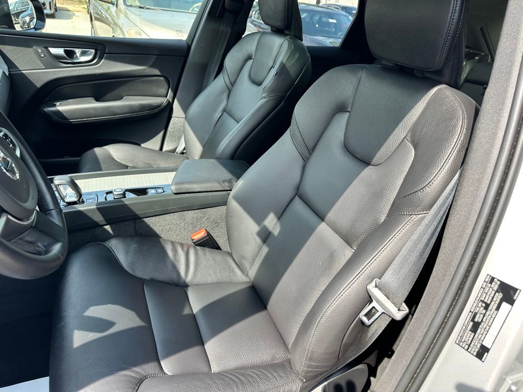 2025 Volvo XC60 B5 Plus photo 11