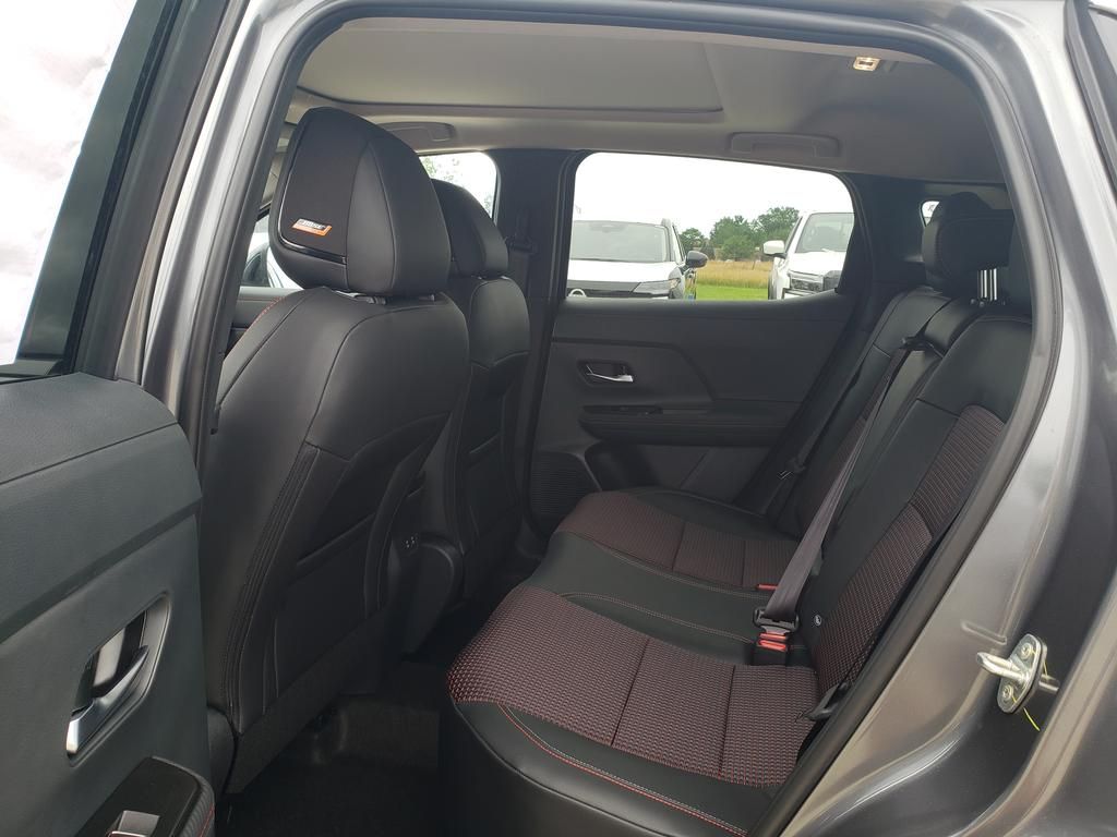 2025 Nissan Kicks SR photo 3