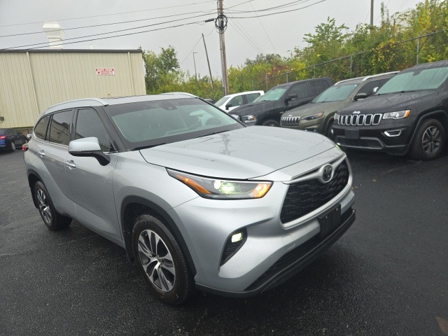 2023 Toyota Highlander L photo 3