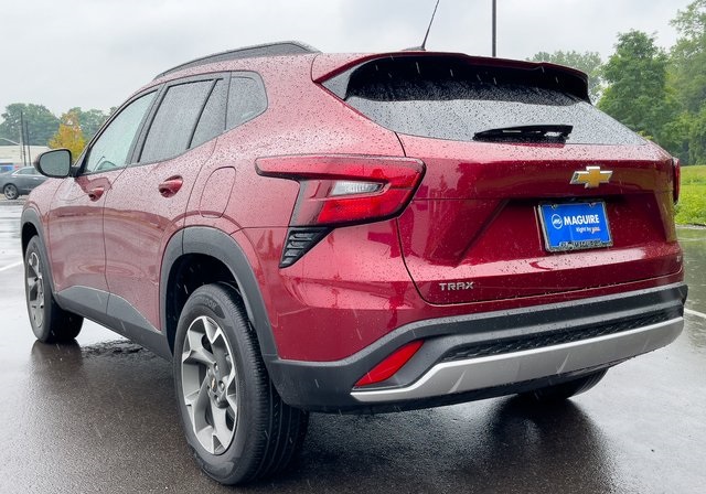 2024 Chevrolet Trax LT photo 2