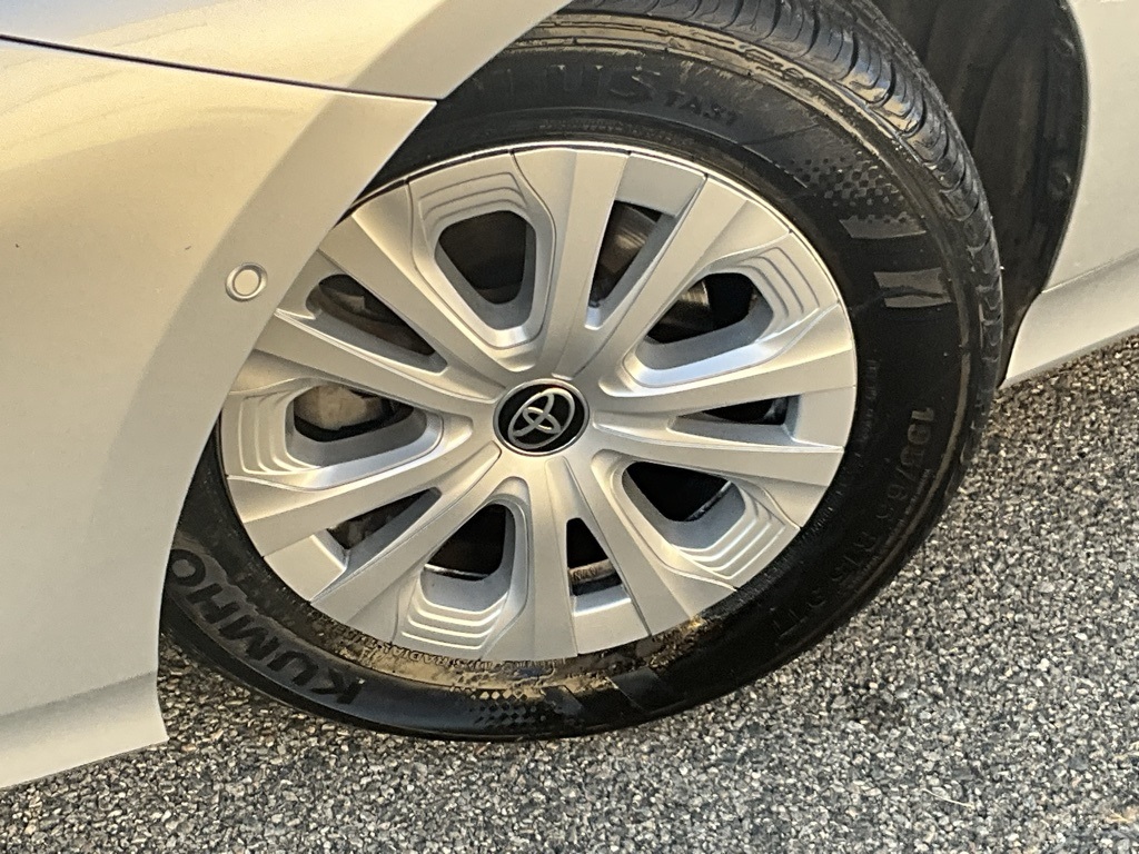 2019 Toyota Prius L photo 2