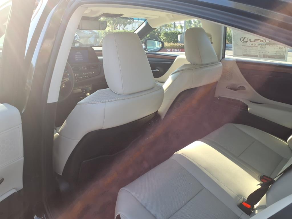 2025 Lexus ES 300h photo 7