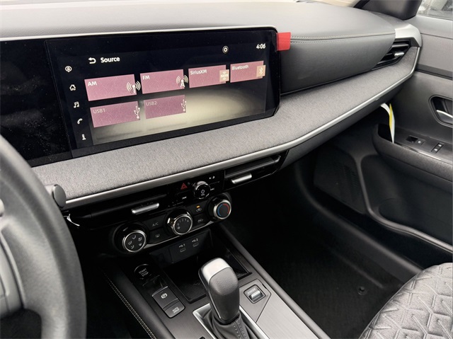 2025 Nissan Kicks SV photo 12