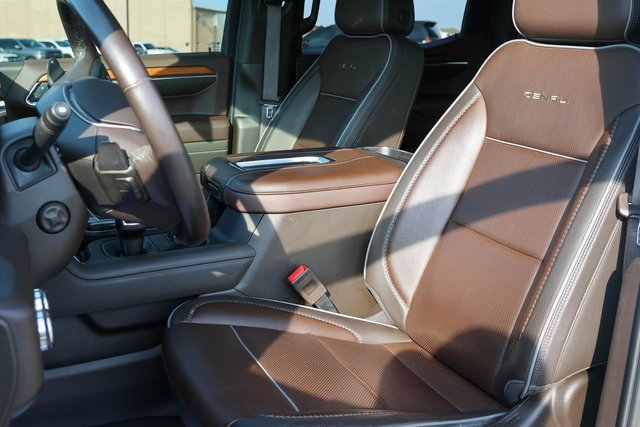 Used 2022 White Frost Tricoat GMC Denali image 15