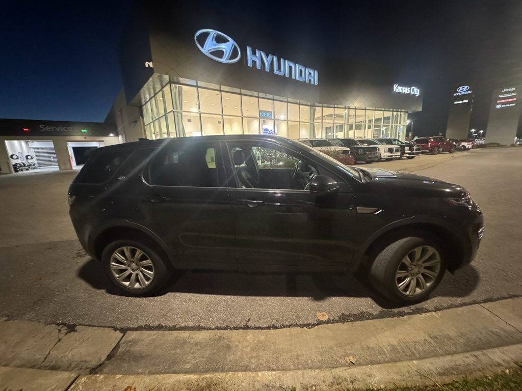 2017 Land Rover Discovery Sport SE photo 3