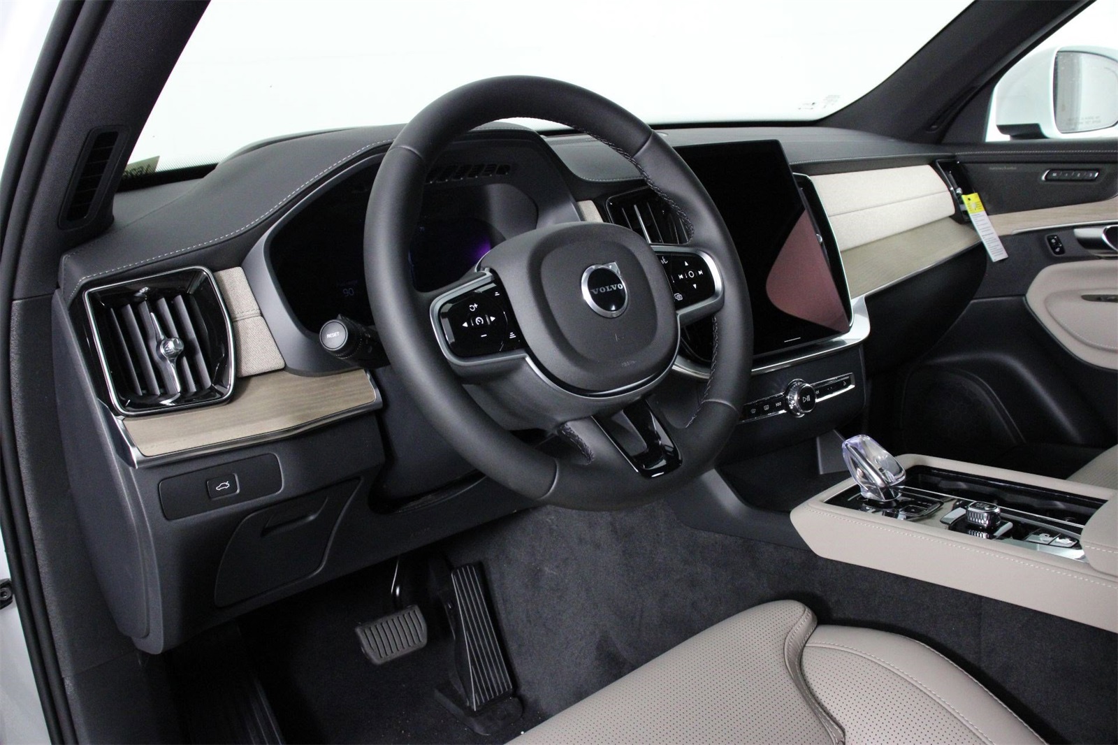 2026 Volvo XC90 photo 8