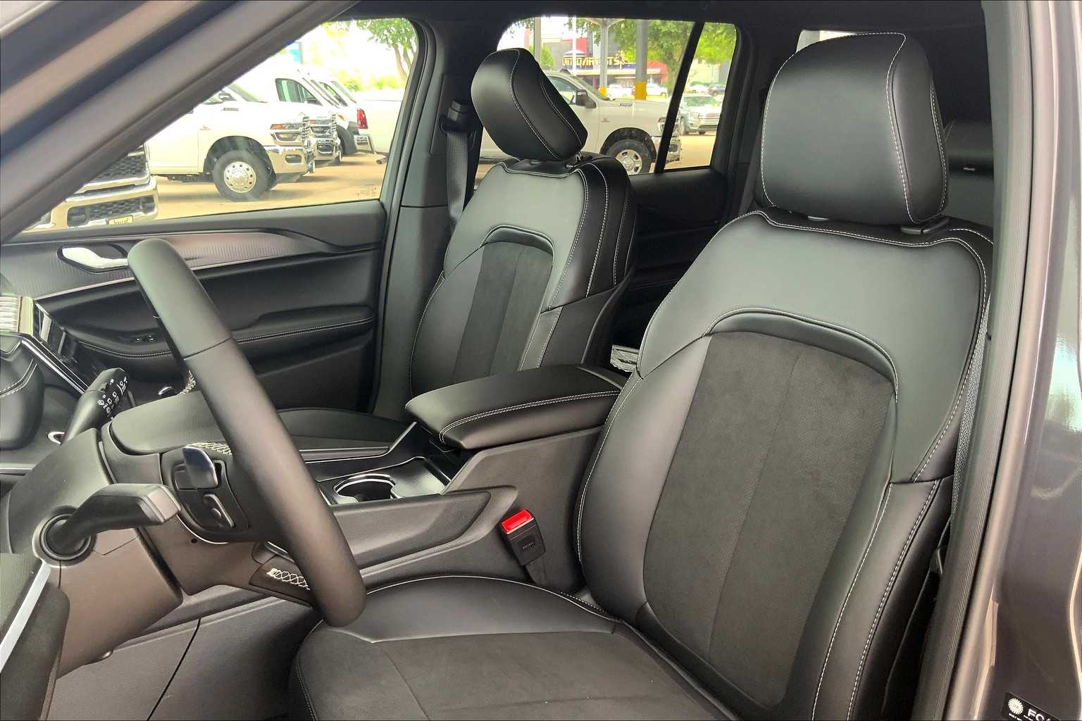 2025 Jeep Grand Cherokee Altitude X photo 9