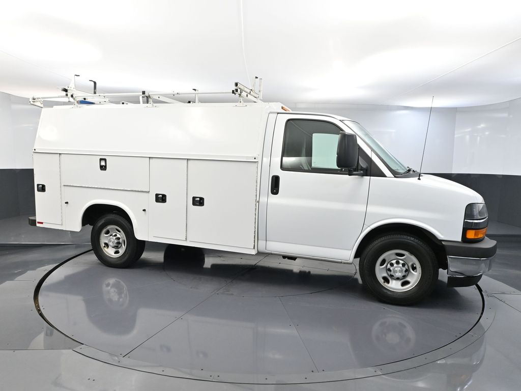 2017 Chevrolet Express 3500 Work Van Cutaway photo 3