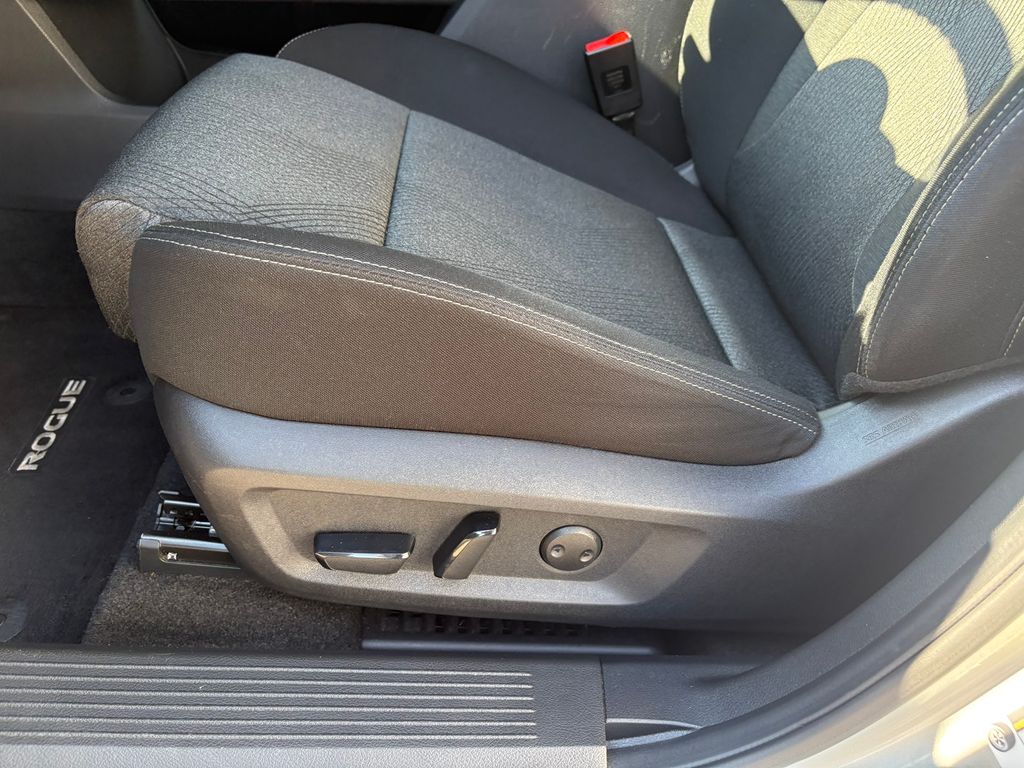2024 Nissan Rogue SV photo 12