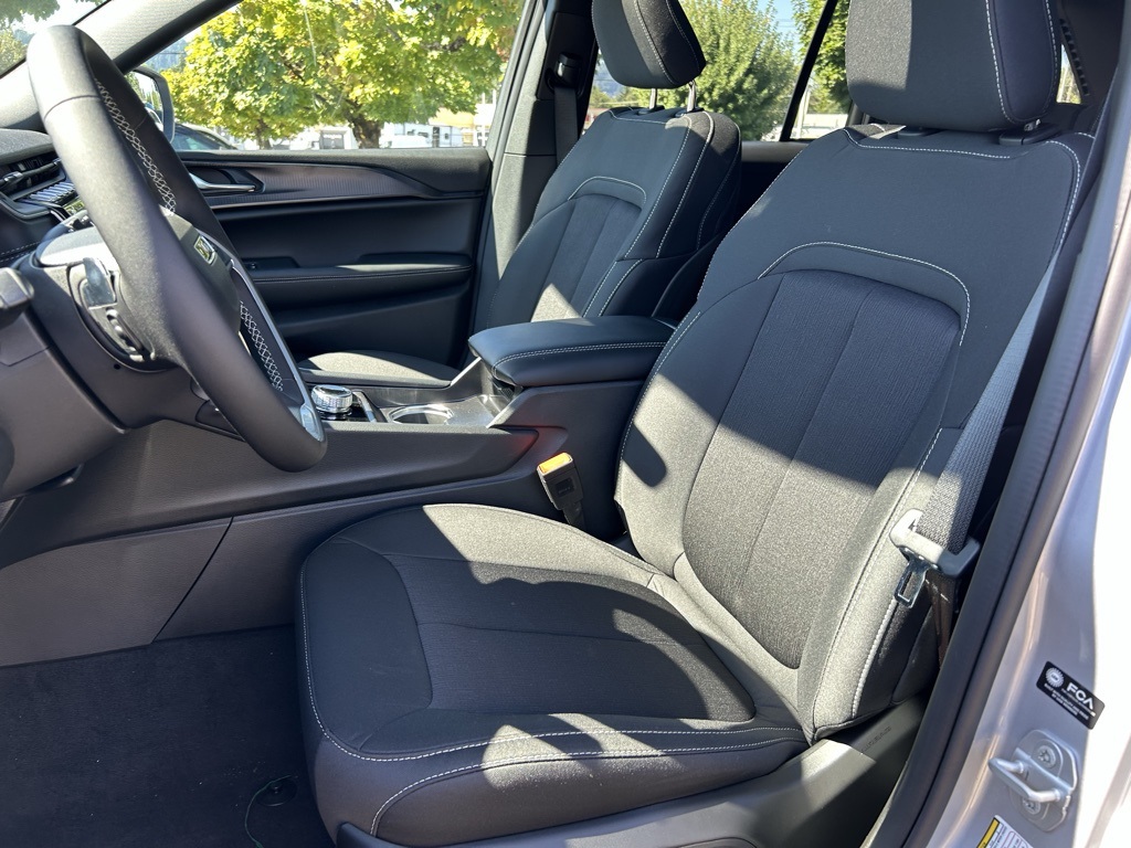 2025 Jeep Grand Cherokee Laredo X photo 22