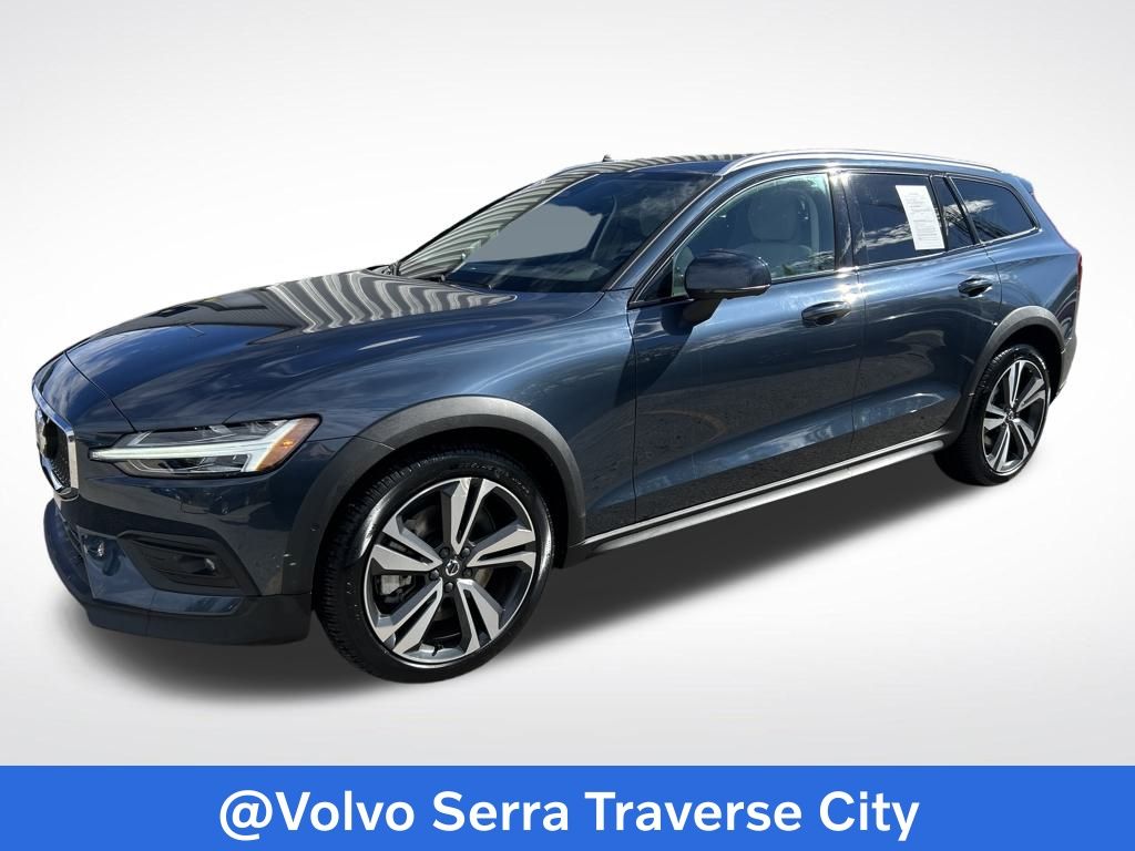 2023 Volvo V60 Cross Country Plus's photo