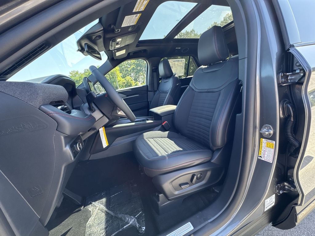 2025 Ford Explorer ST-Line photo 10