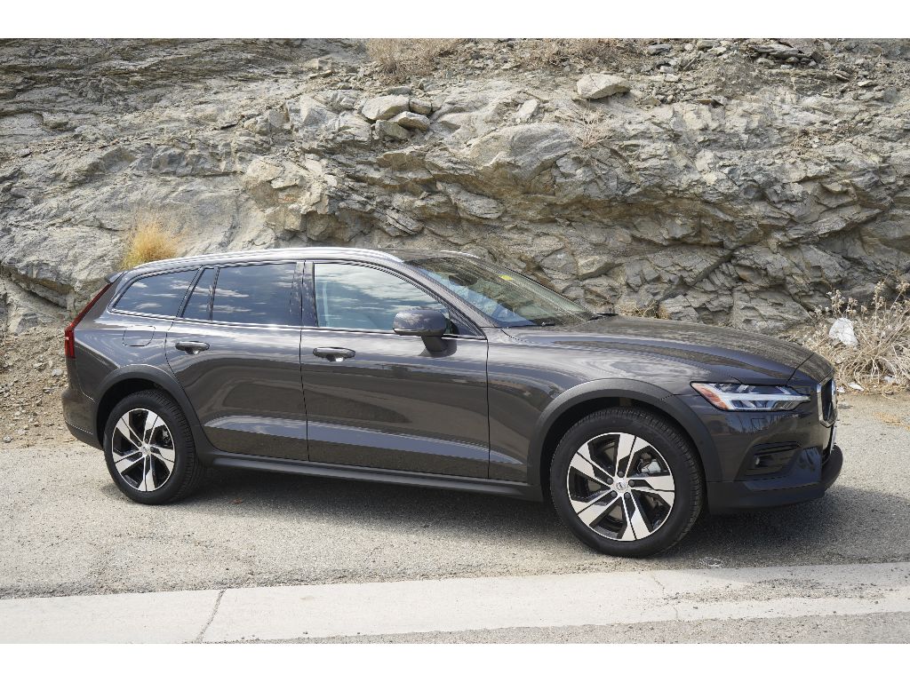 2024 Volvo V60 Cross Country B5 Plus photo 2