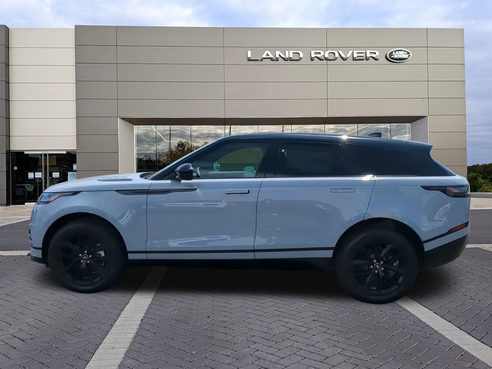 2025 Land Rover Range Rover Velar SE photo 4