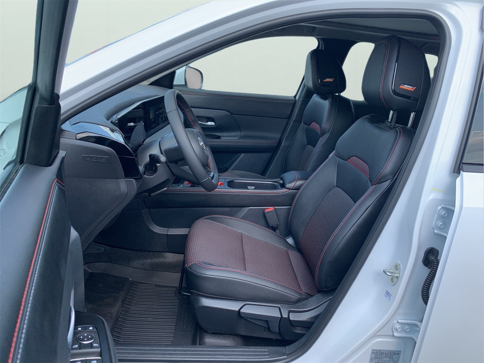 2025 Nissan Kicks SR photo 13