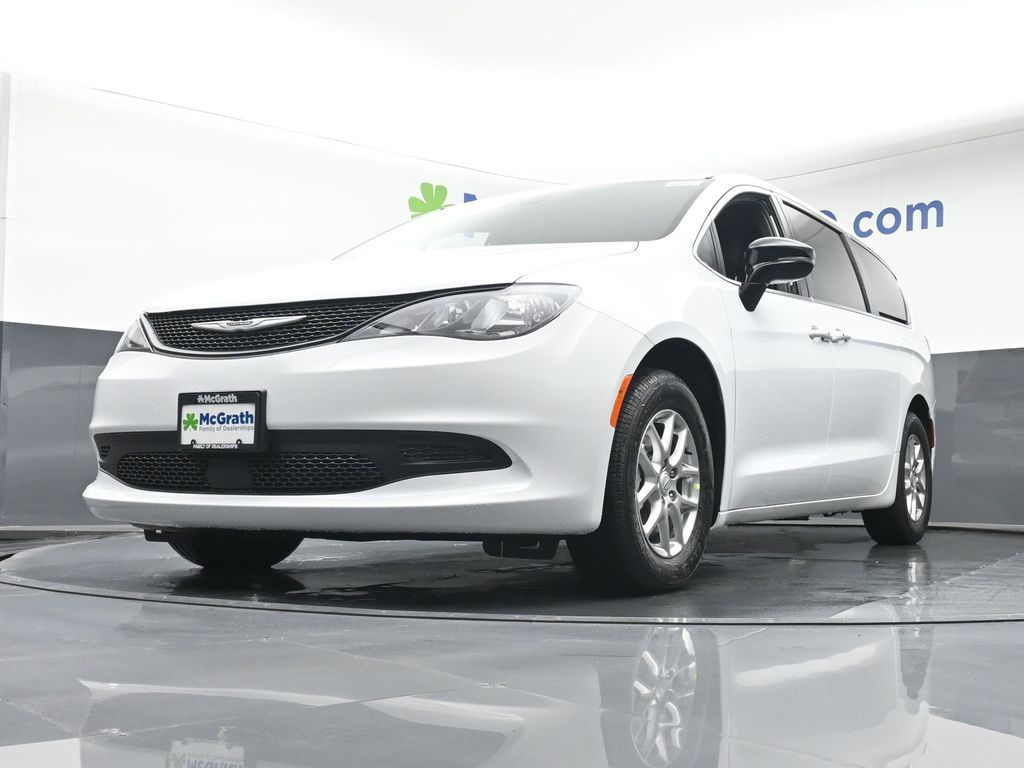 2026 Chrysler Voyager LX photo 4