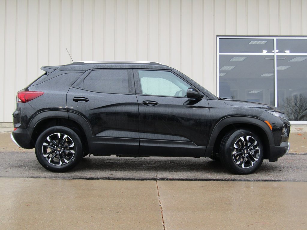 2023 Chevrolet Trailblazer LT photo 2