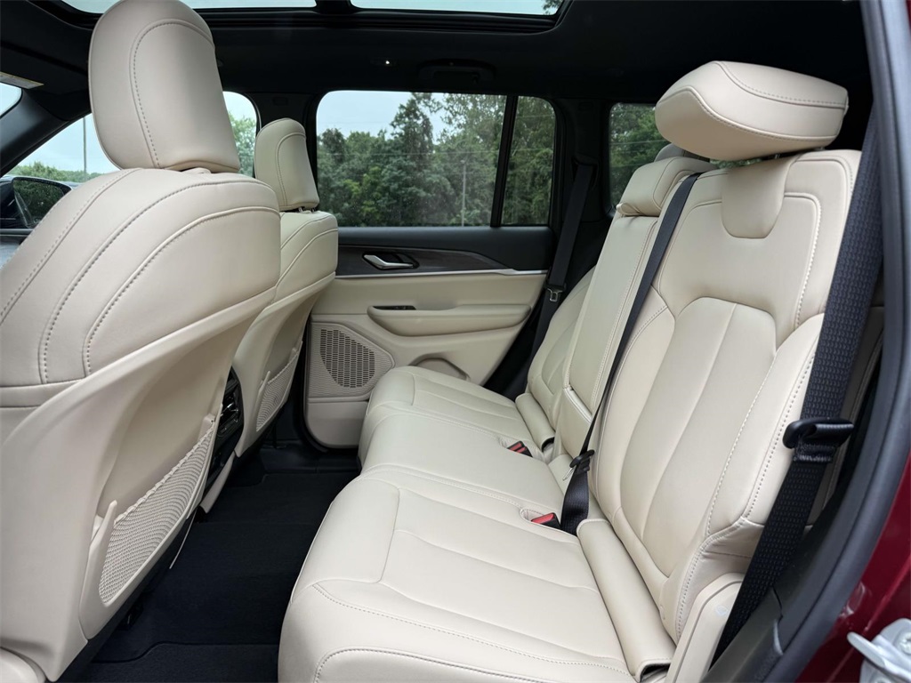 2025 Jeep Grand Cherokee Limited photo 12