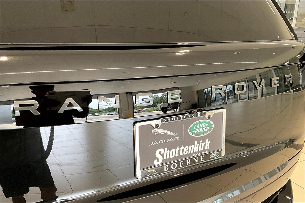 2025 Land Rover Range Rover SE photo 9