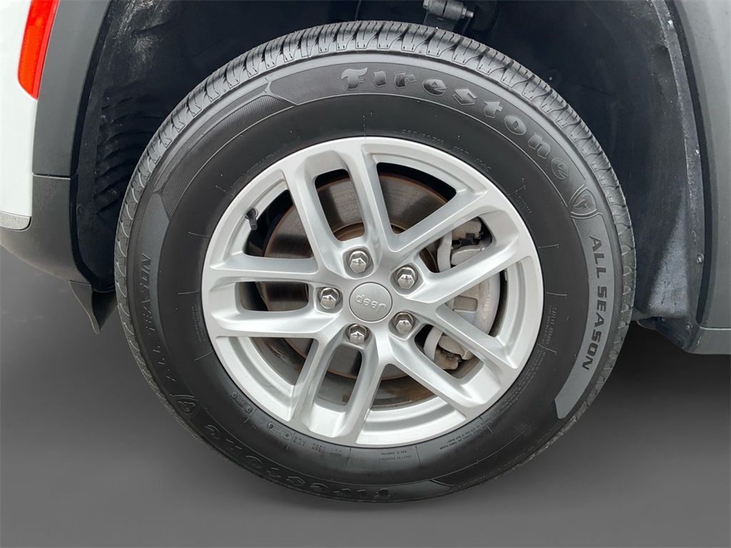 2023 Jeep Grand Cherokee Laredo photo 12