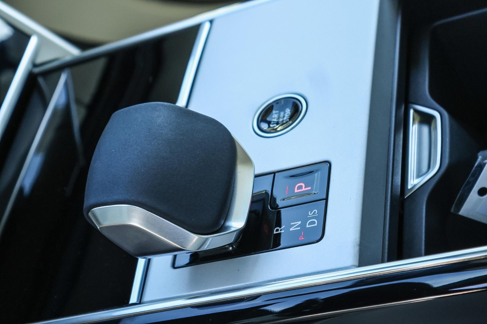 2025 Land Rover Range Rover SE photo 19
