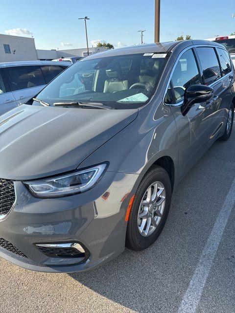 2025 Chrysler Pacifica photo 10