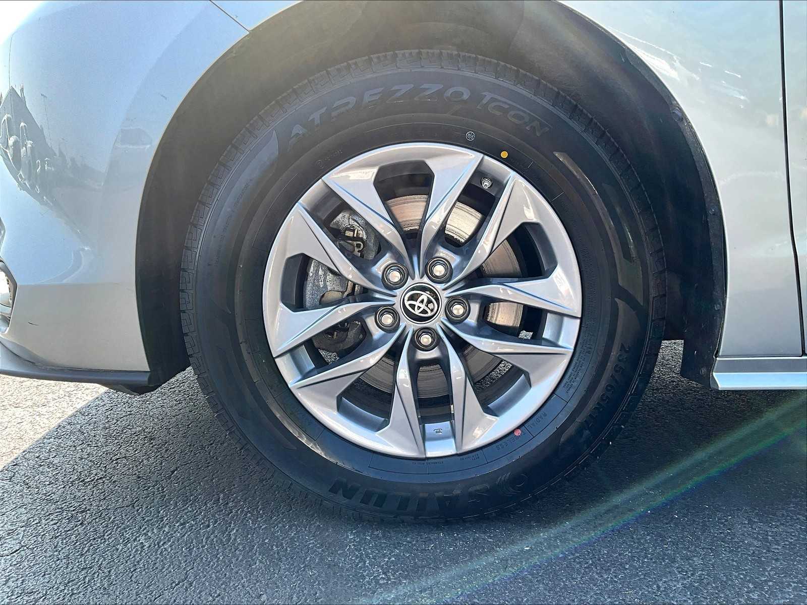 2023 Toyota Sienna LE photo 7