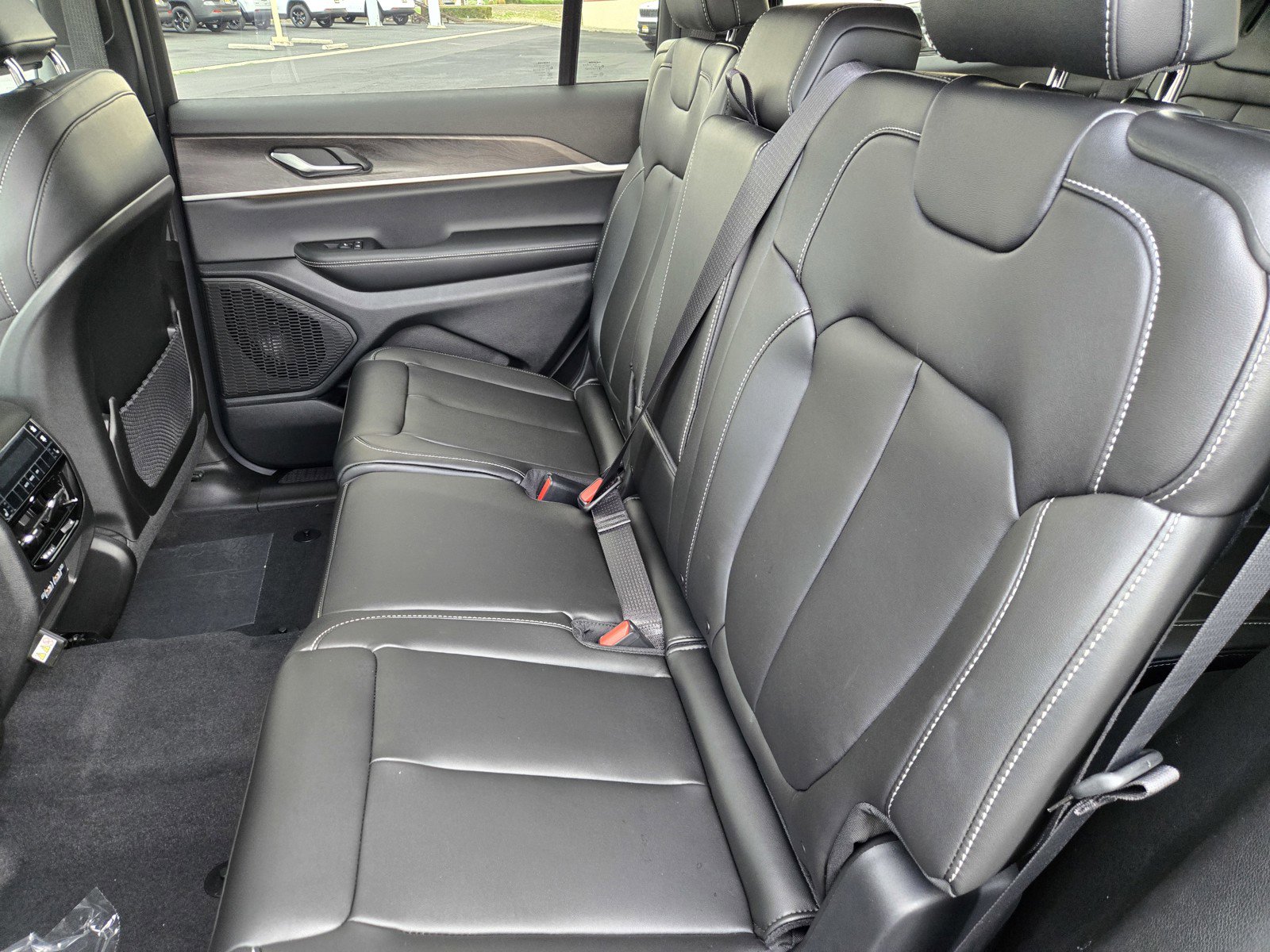 2025 Jeep Grand Cherokee Limited photo 2