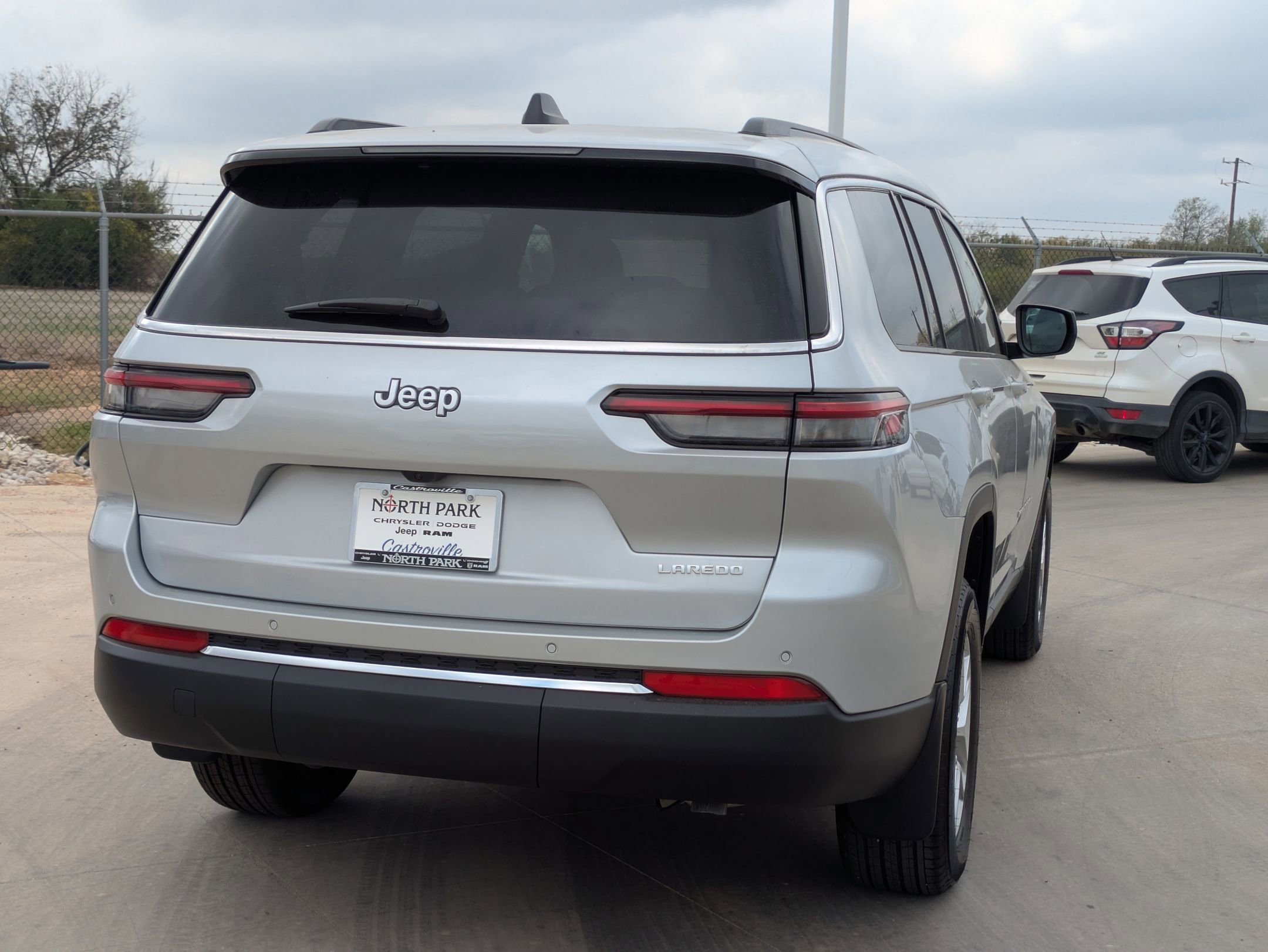 2025 Jeep Grand Cherokee Laredo photo 3