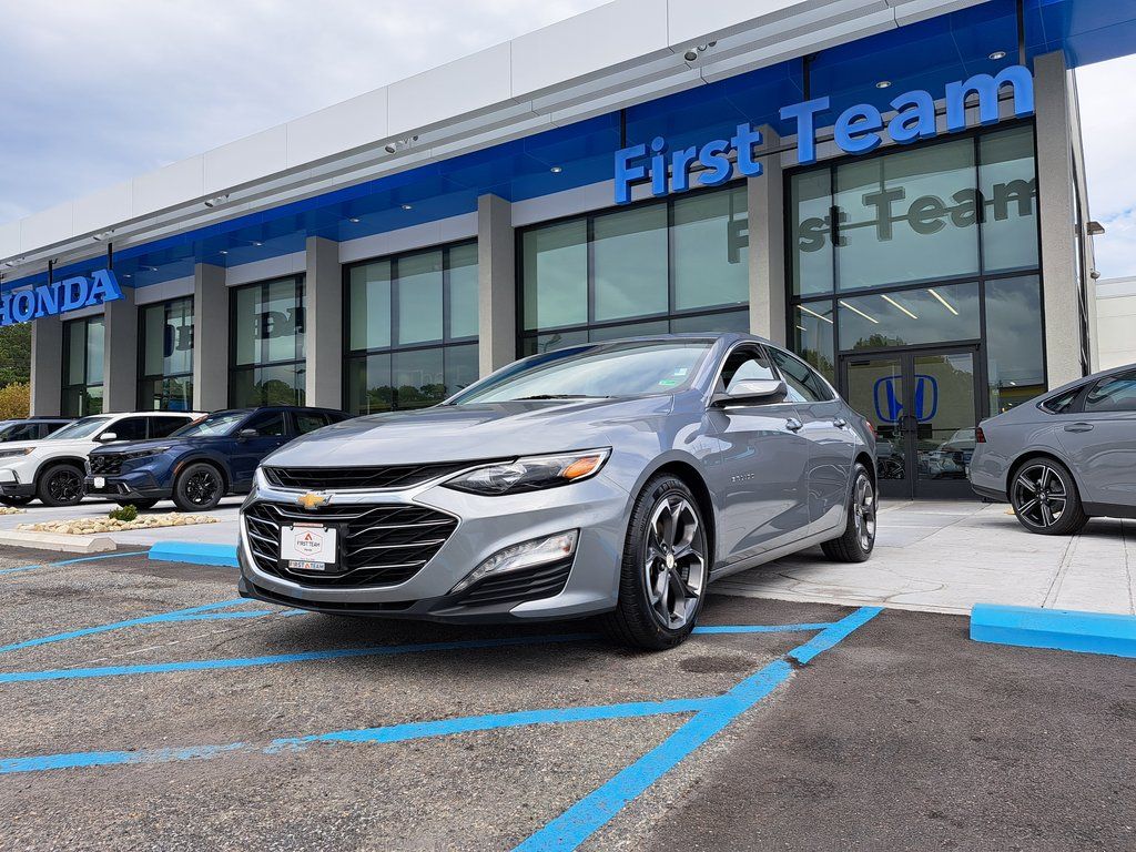 2023 Chevrolet Malibu 1LT photo 2