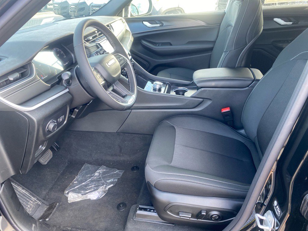 2025 Jeep Grand Cherokee Laredo Altitude photo 3