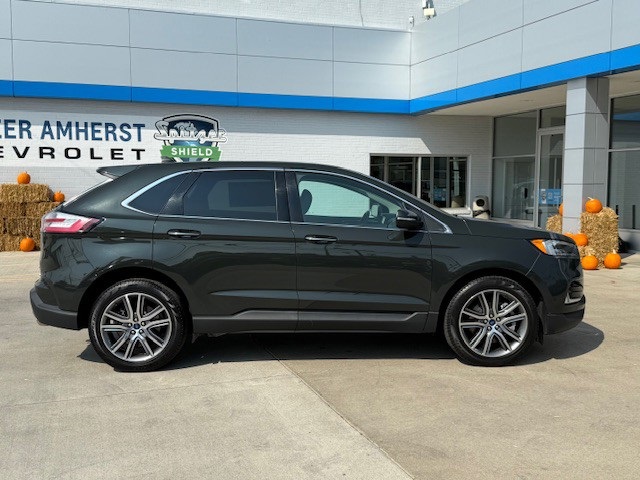 2022 Ford Edge Titanium photo 2