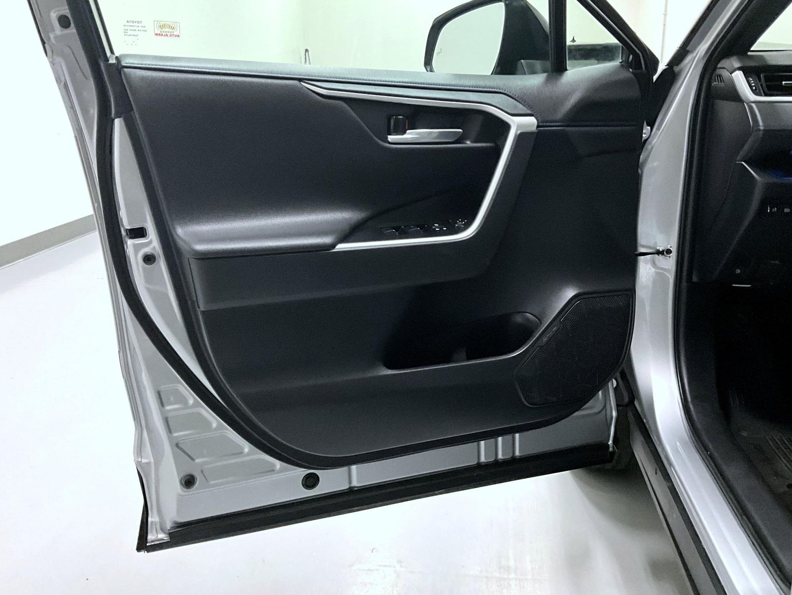 2021 Toyota RAV4 Hybrid XSE photo 9