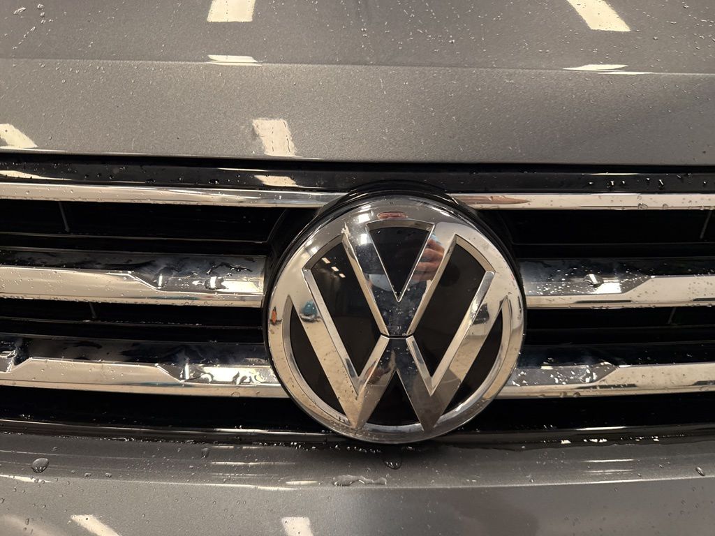 2018 Volkswagen Tiguan S photo 2