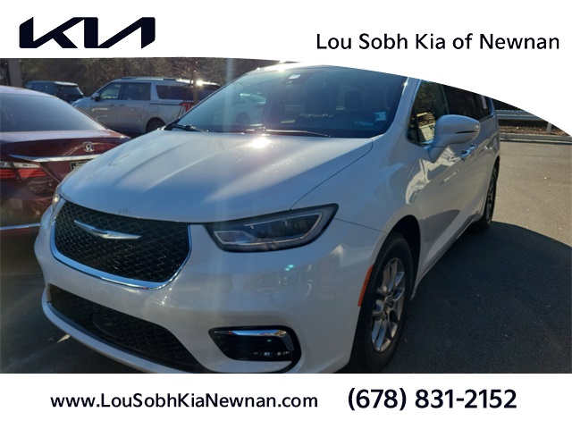 2021 Chrysler Pacifica Touring's photo