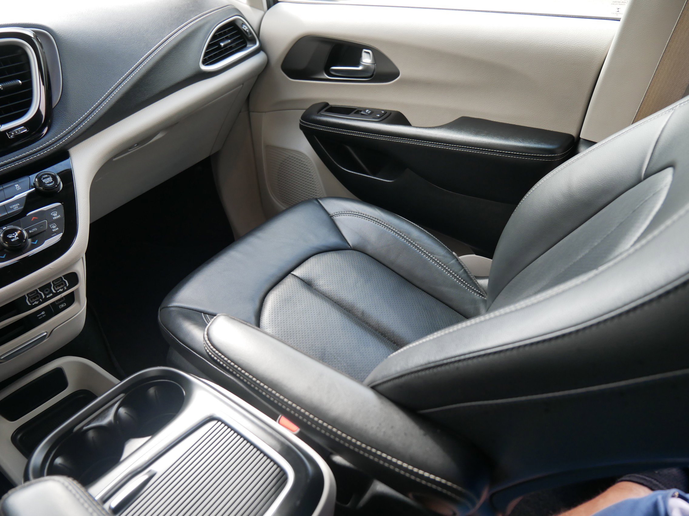 2022 Chrysler Pacifica Touring L photo 16