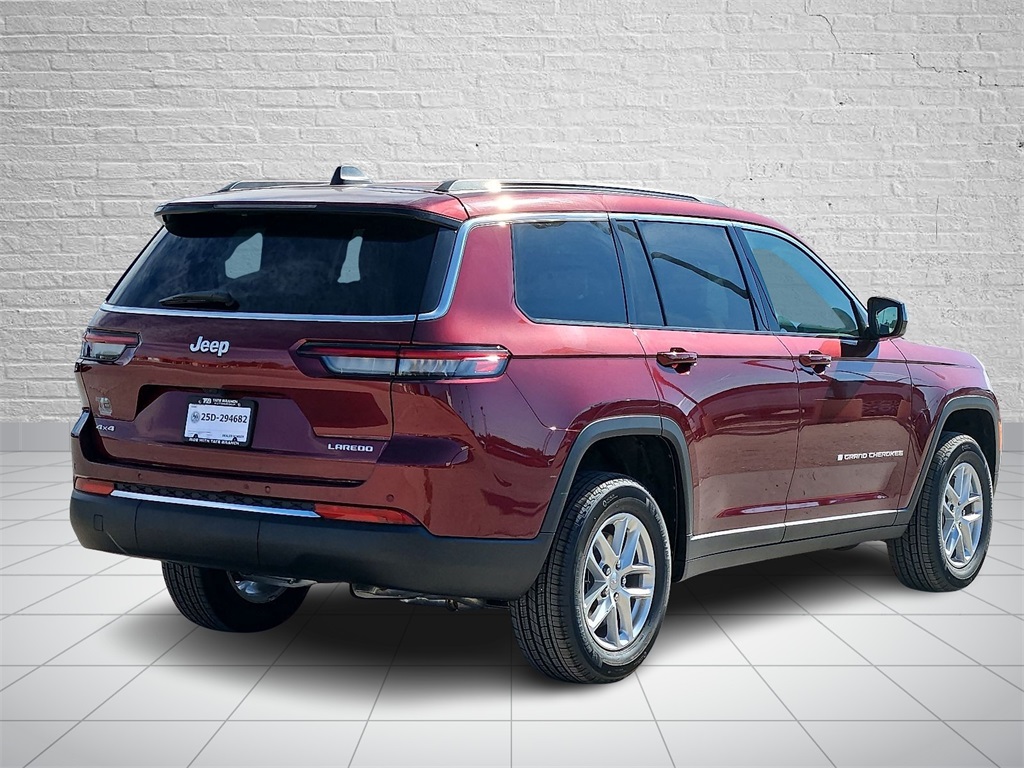 2025 Jeep Grand Cherokee Laredo photo 4
