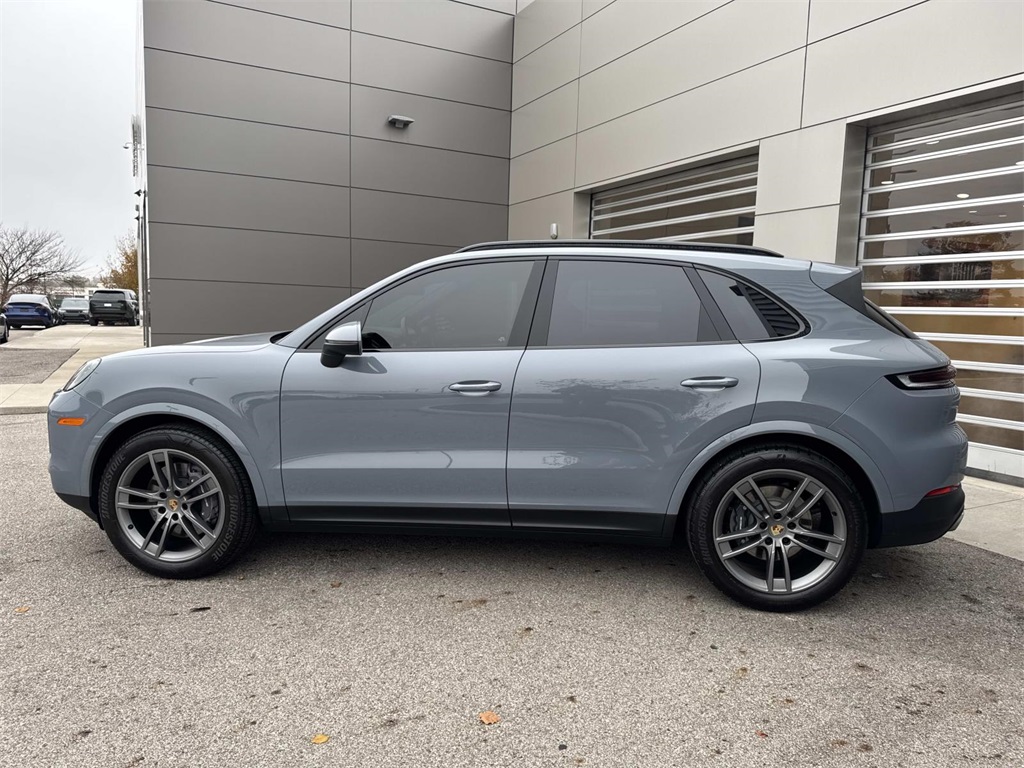 2024 Porsche Cayenne Base photo 3