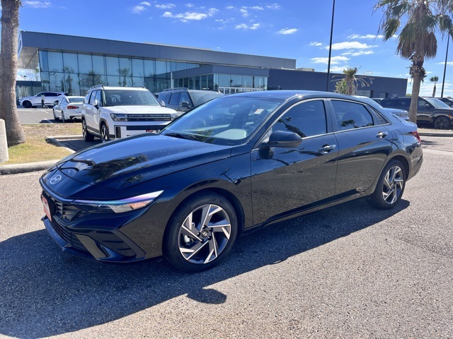 2025 Hyundai Elantra SEL Sport photo 3