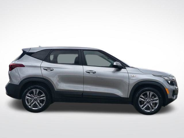 2023 Kia Seltos LX photo 9