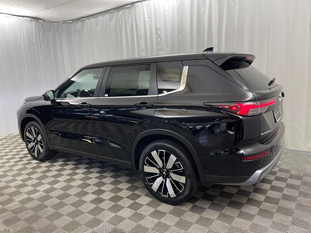 2025 Mitsubishi Outlander SE photo 3