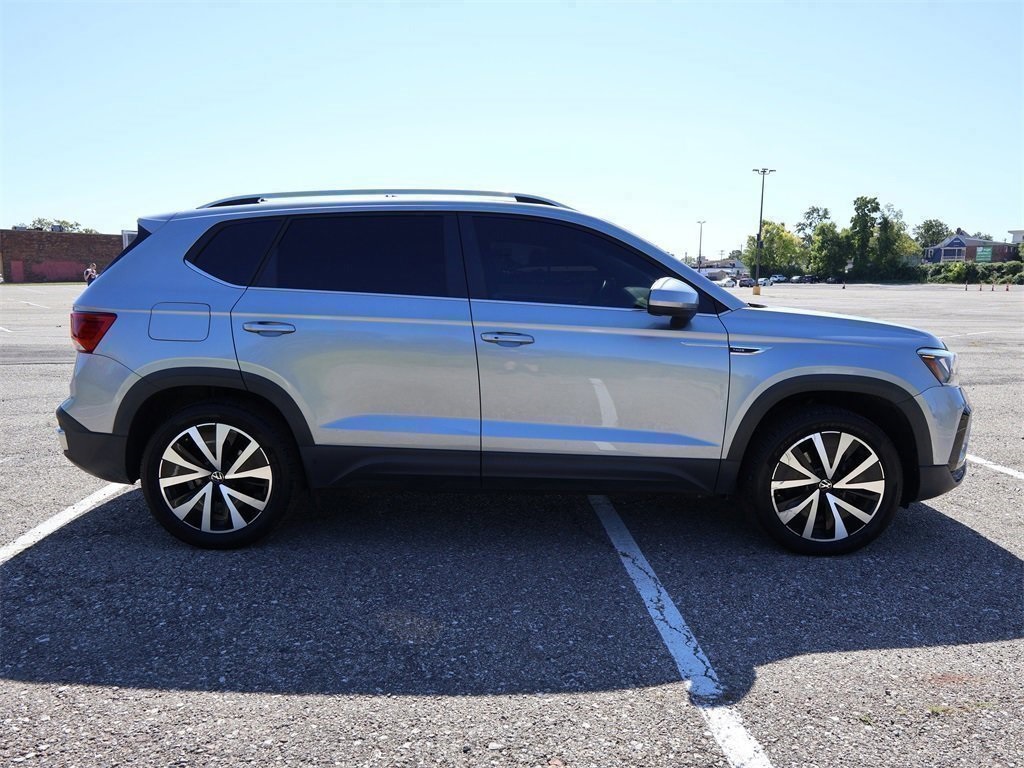 2022 Volkswagen Taos SE photo 3