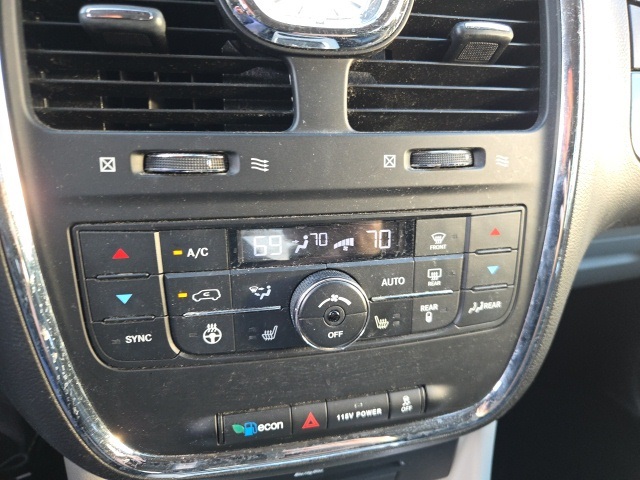 2015 Chrysler Town & Country Limited photo 14