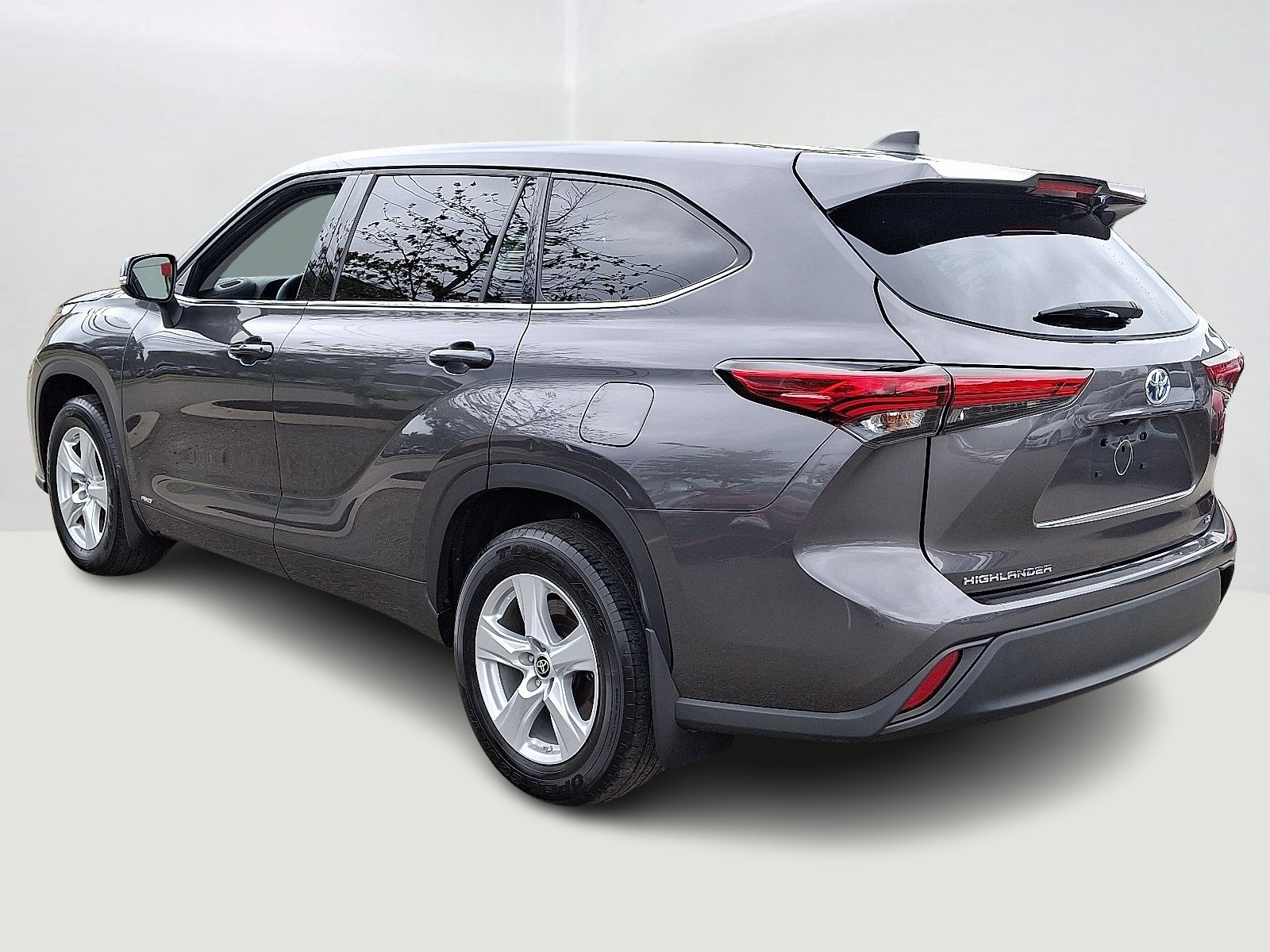 2022 Toyota Highlander Hybrid LE photo 5