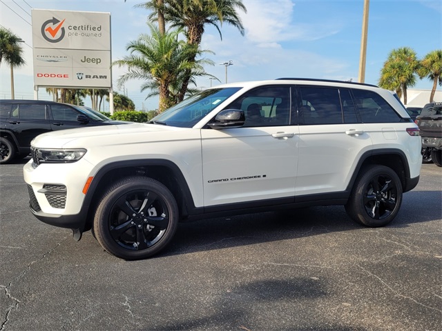 2025 Jeep Grand Cherokee Altitude photo 3