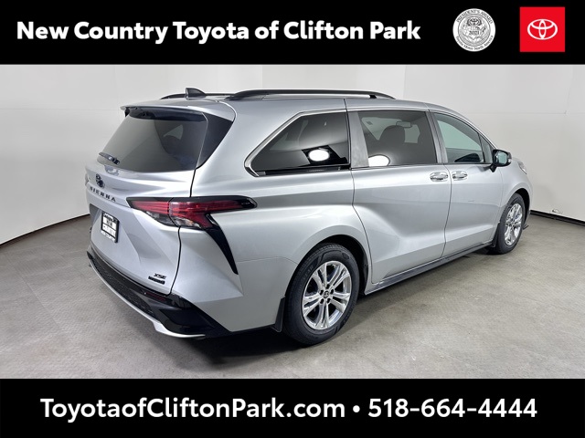 2023 Toyota Sienna XSE photo 3