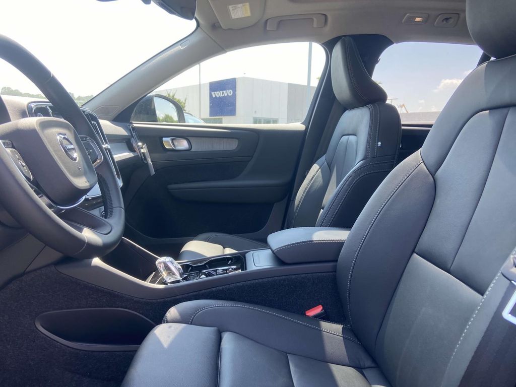 2026 Volvo XC40 AWD Plus photo 5
