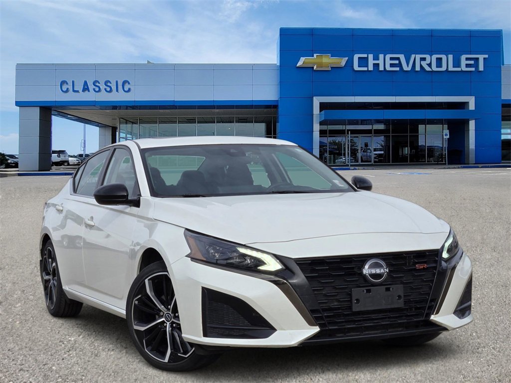 2023 Nissan Altima SR's photo